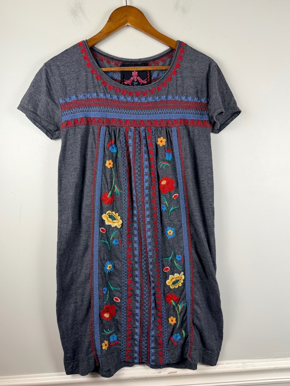 Johnny Was Embroidered grey short sleeve t-shirt dress size small